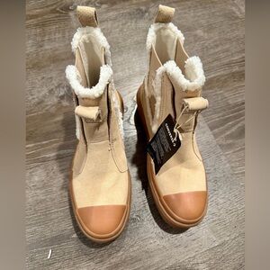 NWT Converse Chuck Taylor All Star Lugged
Chelsea Boots Women's 5.5 - 6 /Youth 4